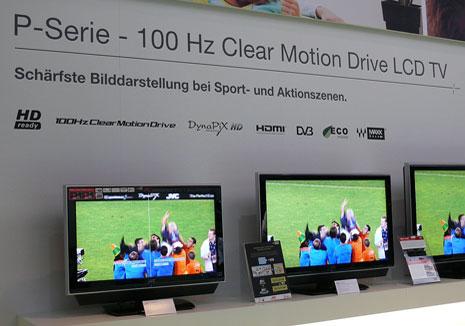 Die P-Serie der LCD-Fernseher von JVC stellt das Bild mit 100 Hz dar. Clear Motion-Drive verringert Nachzieheffekte und die Gefahr von Geisterbildern durch Errechnen von Zwischenbildern bei Bewegungen. Der Effekt ist besonders deutlich bei horizontal laufenden Schriften erkennbar.
