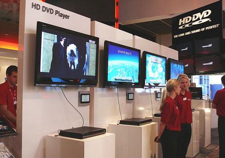 HD DVD verpflichtet. So sind viele LCD-Fernseher von Toshiba in der Lage, die hochauflösenden Kinofilme mit 24 Vollbildern (24p) wiederzugeben. Das Bild bleibt dank 100 Hz-technik auch bei schnellen Bewegungen präzise ohne zu verschmieren.