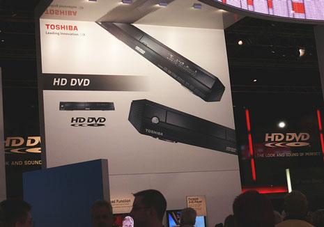 Grosses Thema auf dem Stand von Toshiba war natürlich die HD DVD. Für den japanischen Markt wurden HD DVD-Recorder vorgestellt. Sie nehmen hochauflösende Fernsehprogramme direkt auf HD DVD-R auf oder über die integrierte Festplatte mit 600 GByte Speicherkapazität auf.