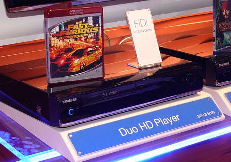 Der BD-UP5000 von Samsung ist ein Duo HD-Player, d.h. er spielt sowohl die Blu-ray-Disc als auch die HD DVD ab. Zudem kennt er sowohl iHD (interactive High Definition) als auch BD-J (Blu-ray-Disc Java), die den interaktiven Zugang zu den Inhalten erlauben.