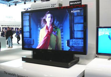 Mit 108? (2,7 m) Bilddiagonale war der Welt grösste Full HD LCD-Bildschirm bei Sharp zu sehen. Besonderes Augenmerk wurde bei der neuen LCD-Generation auf die Erhöhung des Kontrastes gelegt. Auch Sharp setzt auf die 100 Hz-Technik zur Reduktion von Unschärfen bei schnellen Bewegungen.