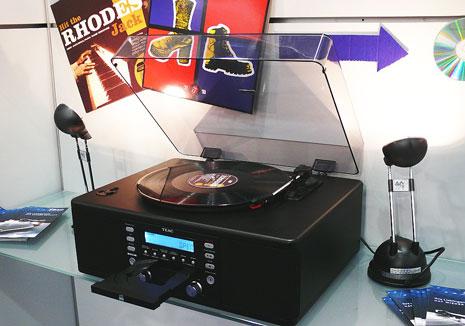 Rettet das Vinyl. Die Teac Kopiermaschine LP-R400 ist Plattenspieler, CD-Recorder und Radio in einem. Einfach eine LP auf den Plattenteller legen, CD-Rohling einschieben und auf die Aufnahmetaste drücken - und die LP ist auf der CD, ganz ohne PC.