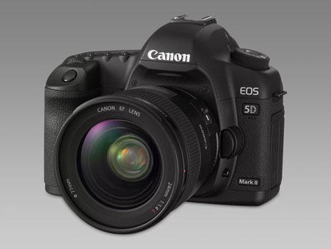 Die Canon EOS 5D Mark II mit 21,1 Megapixel Vollformat-CMOS-Sensor, Reihenaufnahmen mit bis zu 3,9 B/s und grossen ISO-Bereich bis zu 25?600 ermöglicht auch die Aufzeichnung von Full HD Videos.