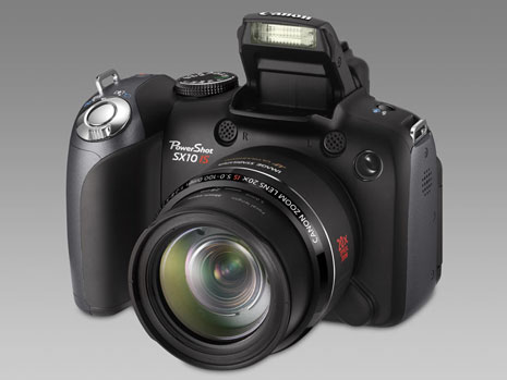 Die PowerShot SX10 IS von Canon verfügt über ein Weitwinkelobjektiv mit 20fach optischem Zoom und optischem Bildstabilisator. Der DIGIC 4-Prozessor garantiert schnelle Aufnahmen. Der LCD-Monitor lässt sich drehen und schwenken.