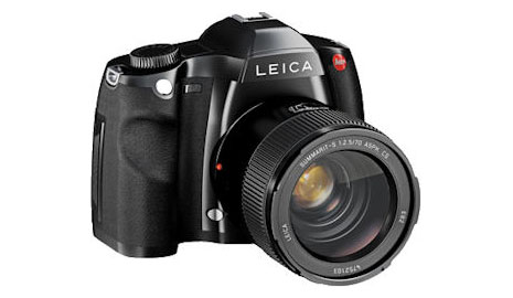Leica überraschte mit der Ankündigung der Leica S2 einem professionellen Kamerasystem mit einem Sensor im Überformat, also grösser als das Kleinbild und mit der Auflösung von 37,5 Megapixel an. Zur Kamera gibt es zwei Wechselobjektivlinien mit Autofokus.