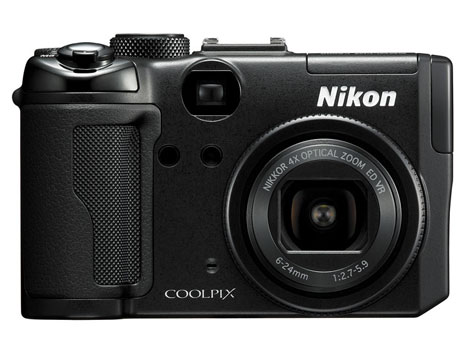 Die Nikon Coolpix P6000 mit 13,5 MPix-Sensor verfügt über eine GPS-Funktion, mit der sich zusätzlich zu den Bildern auch Positionsdaten des Aufnahmestandpunkts speichern lassen. Zudem lässt sich die Kamera durch die integrierte Ethernet-Schnittstelle in Netzwerke einbinden.