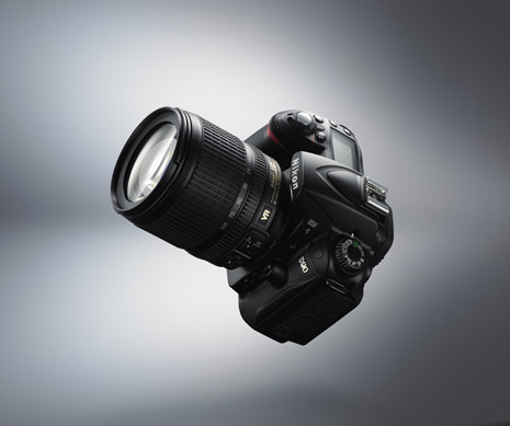 Die D90 von Nikon ist eine digitale Spiegelreflexkamera mit Bildsensor im DX-Format mit 12,3 Megapixel Auflösung, erweiterbarem ISO-Empfindlichkeitsbereich von 200 bis 3200, Filmsequenz-Funktion, Live-View, Motiverkennungssystem und Picture Control