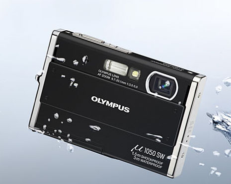 Die mju1050 SW von olympus ist eine Kombination von Robustheit und Hightech, die in jede Tasche passt. Sie ist wasserdicht bis zu einer Tiefe von 3 m, stossfest bis zu einer Fallhöhe von 1,5 m und verfügt über ein optisches 3fach-Zoom.