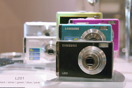19 mm dünn sind die Kameras der L-Serie von Samsung aus gebürstetem Aluminium. Erhältlich in mehreren Farben, bietet das Designmodell eine Auflösung von 10 Megapixeln und einen 2,7 Zoll grossen LCD-Display.
