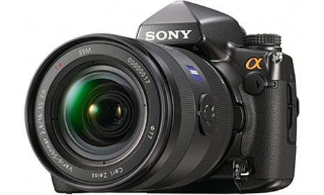 Die Alpha 900 von Sony ist eine Spiegelreflexkamera mit 24,6 Mio. Pixeln. Sie nimmt über einen 35-mm-Vollbild-CMOS-Sensor. Die optische Bildstabilisierung bietet eine Anti-Shake-Funktion für alle alpha-Objektive von Sony oder Konica Minolta.