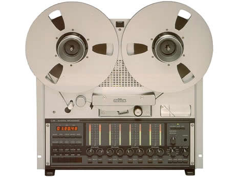 Die Kulmination der semi-professionellen Spulen-Tonbandtechnik - Revox C27O Serie erschien 1988 in Varianten mit acht, vier und zwei Kanälen. Konstruktiv und optisch waren die Maschinen der Serie C270 eine 
Augenweide. Mikroprozessoren spielten nun eine dominante Rolle. Nicht nur die gesamte Laufwerksteuerung wurde von diesen kontrolliert und gesteuert, auch das Timing (d. h. die exakte zeitliche Folge) der analogen Audioelektronik war softwaregesteuert. Damit konnten neben den Laufwerkfunktionen auch die einzelnen Audiokanäle per Fernbedienung angesprochen werden.