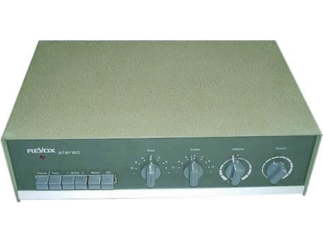 Mit dem Modell Revox 40 wurde von Studer der erste Stereoverstärker auf dem Markt gebracht, der unabhängig von einem Tonbandgerät für eine HiFi-Anlage eingesetzt werden konnte. Mit seiner dunkelgrünen, geätzten Frontplatte strahlte er grundsolide Technik aus.