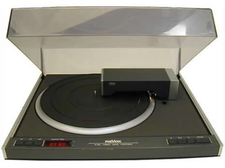 Der Revox Plattenspieler B790, ein quarzgesteuertes Direktantriebsgerät mit Tangential-Kurztonarm, wurde 1977 zusammen mit der Hi-Fi-Anlage B77/B750/B760 vorgestellt. Zwar waren nicht alle Leute vom Design der schwenkbaren 