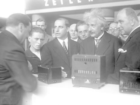 1930. Albert Einstein eröffnet die IFA. Der weltberühmte Physiker spricht zur Eröffnung der 7. Großen Deutschen Funkausstellung und Phonoschau, auf der ein erster 