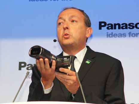 ... präsentiert Laurent Abadie, CEO Panasonic Europa, den ersten 3D-Heimrecorder...