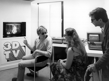1983. Keinesfalls eine neue Idee: Bereits 1983 kann man 3-Dimensional fernsehen! Hier ein Versuchsaufbau im Philips-Pavillon.