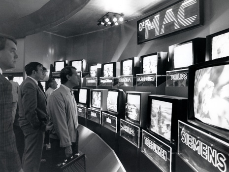 1987. Auch schon lange angedacht: HDTV. Fachvorführungen im Pavillon am Palais: HDTV und HDMAC sind die Hauptprojekte des EUREKA-Programms, einer Vielzahl europäischer Industrien und Organisatoren zur Weiterentwicklung des hochauflösenden Fernsehens.
