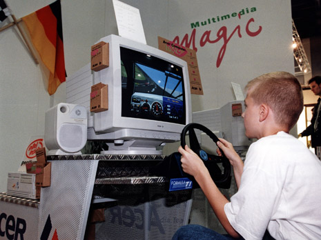 1995. Multimedia-PCs erobern Märkte und begeistern kleine Rennfahrer.
