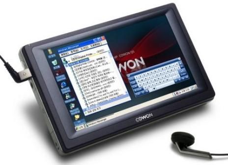 Cowon Q5: Mit dem Q5 spielt auch Cowon mit in der Liga der WiFi fähigen Mediaplayer. Das hochauflösende 5 Zoll Touchscreen TFT Display zeigt Filme und Fotos in WVGA mit 800x480 Auflösung in 16 Millionen Farben. Der Touchscreen lässt sich per Finger oder mitgeliefertem Stift bedienen. Der Multimedia-Allrounder lässt sich zum Filme schauen an den Fernseher anschliessen und bequem per Fernbedienung bedienen. Mit Windows CE 5.0 Professional als Betriebssystem erlaubt der Q5 aber mehr als nur das Abspielen von Multimedia Inhalten: Die Benutzeroberfläche kann nach eigenem Gutdünken angepasst werden, surfen und streamen im Internet ist schon beinahe selbstverständlich, Dokumente können sowohl gelesen als auch editiert werden und dank Bluetooth verbindet er sich kabellos mit einem entsprechenden ausgestatteten Kopfhörer. Preise des High End Mediaplayers: 999 CHF mit 30 GB Harddisk und 1099 CHF für 60 GB.