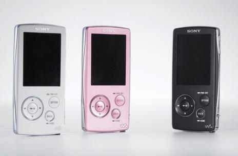 Sony NWZ-A810: Sony kündigt auf der IFA zwei neue WALKMAN-Serien an: Die digitalen Media Player der Serien NWZ-A810 und NWZ-S510. Der A810 ist das Nachfolgemodell des A800 und einer der ersten Sony Modell, wo man in einem Paradigmenwechsel vom hauseigenen ATRAC Format Abschied nimmt und voll auf Standardformate setzt: Im Audiobereich werden nun WMA (inkl. DRM) sowie AAC (ohne DRM) und MP3 unterstützt. Der Player gleicht etwas einem Mobilephone, ob bewusst oder unbewusst, ist nicht ganz klar. Die aufgeräumte Oberfläche überzeugt jedoch, das matte Weiss sieht wirklich edel aus. Auf der Front steckt ein zwei Zoll messendes Display mit einer Diagonale von 5,1 Zentimetern und 320 x 240 Pixeln. Sony setzt ganz auf Video und unterstützt bereits das H.264/MPEG-4 AVC Format. Den NWZ-A810 gibt es mit 2, 4, oder 8 GB Flashspeicher.