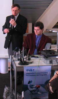 W. Gentsch vom Schweizer Fernsehen demonstriert die einfache Installation einer Set-Top-Box zum Empfang des DVB-T-Signales.