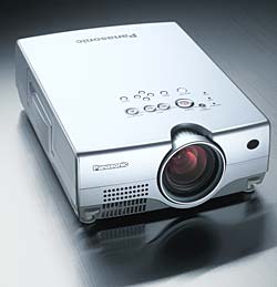 Den PT-L735 von Panasonic gibt es auch mit einem Leser für die SD Memory Card für Präsentationen ab dem digitalen Fotoapparat.