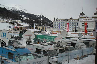 Im Hintergrund der Kulisse von St. Moritz: der Turm des Senders Celerina, der einen Teil des Oberengadin mit dem digitalen terrestrischen Fernsehsignal versorgt.