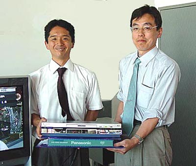 Fumiyasu Fujimori (links) und Hirofumi Ide (rechts) demonstrierten den neuen DMR-E100H