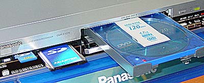 Neben DVD-RAM gibt es zwei Zugänge für die SD Memory Card: den schnelleren SD Card Slot und den universellen PCMCIA-Adapter.