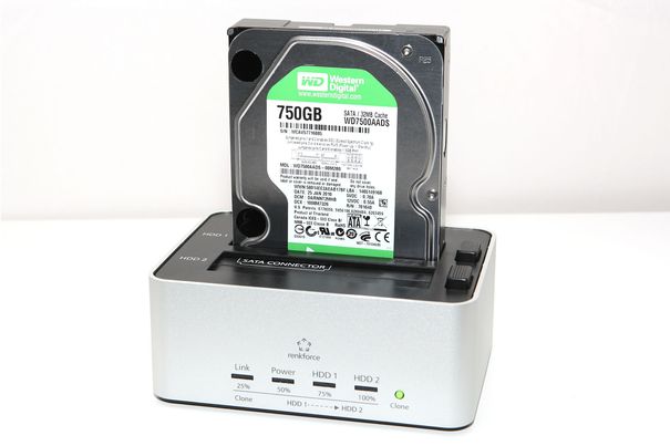 Anstelle mehrerer externer USB-Festplatten benutzt man eine Docking-Station für interne Disks zur Archivierung.