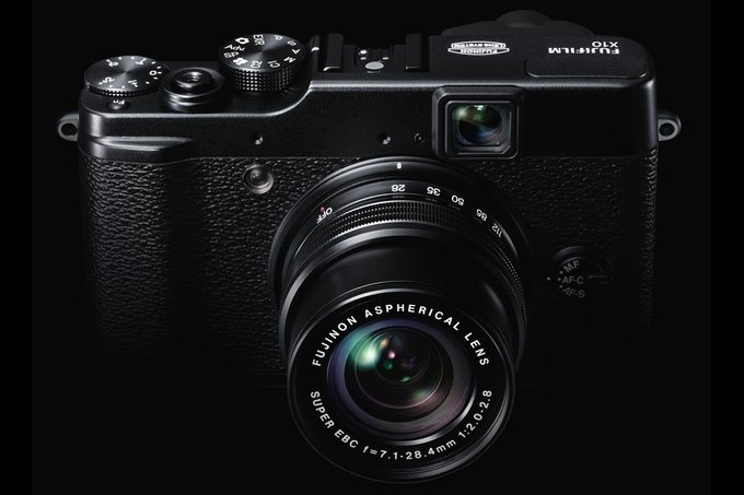 Die Fujifilm X10 mit 28-112mm Zoom (hier ausgezogen) richtet sich an Fotobegeisterte.