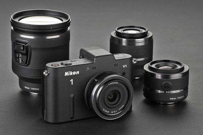 Die Nikon 1 V1 mit den vier erhältlichen Objektiven, die einen Brennweitenbereich von 10-110 mm abdecken. Auf Kleinbild bezogen reichen die Brennweiten vom 27-mm-Weitwinkel bis zum 297-mm-Supertele.