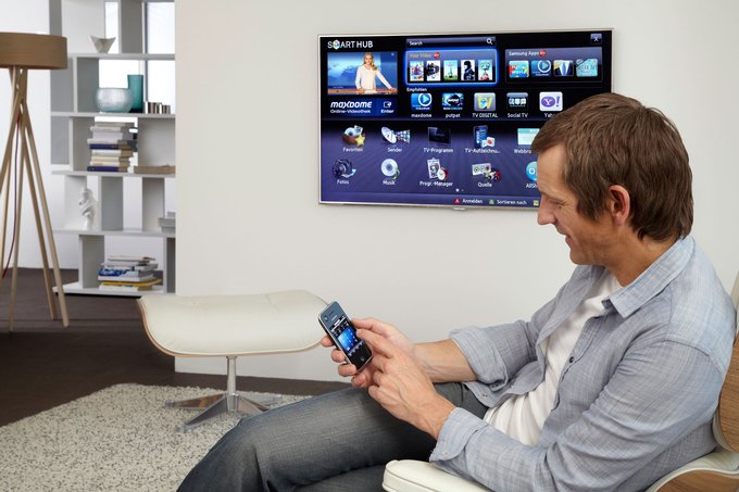 Während das TV-Programm weiterläuft können die Nutzer mit Smart Hub parallel auf dem gleichen Bildschirm mit ihren Freunden und Bekannten über Facebook oder Twitter chatten