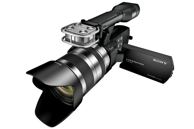 Die NEX-VG20 besitzt einen Fotosensor in der Grösse, wie er in D-SLRs verbaut ist. Sie wird mit Wechselobjektiven des NEX-Systems bestückt, wie z.B. im Bild mit dem 18-200 mm.