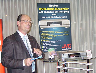 Heinz Häner präsentiert den ersten DVD-Recorder von JVC.