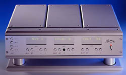 Das erste mehrkanalige Burmester-Gerät ist der 007 Surround Prozessor.