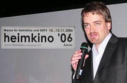 Stefan Brüngger eröffnet anlässlich der Pressekonferenz die heimkino '06 in Aarau.