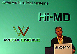 Claudio Ammann, Direktor Verkauf Consumer Electronics, präsentiert die beiden neuen Sony Hits: Wega Engine und Hi-MD 