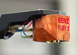 Filigran von Hand gefertigt: Benz Micro Ruby II mit einem Nadelträger aus Rubin und einem Gehäuse aus edlem Holz.