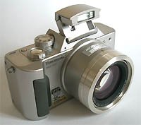 Die Panasonic Lumix DMC-FZ1 setzt ihr Leica-Objektiv mit 12fach Zoom ganz bewusst in Szene