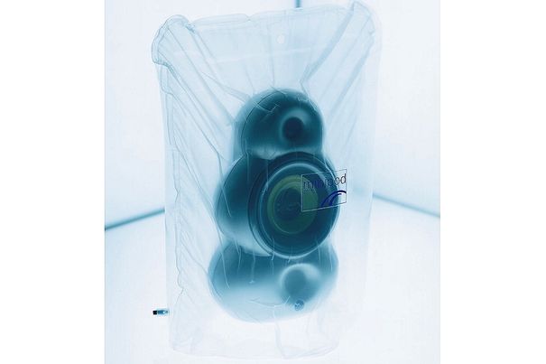 Die ersten Blue Room Minipods wurden geschützt in einem transparenten Transportsack verpackt und in einem Rucksack an die Kunden ausgeliefert.