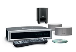 Das System 3-2-1 GSX von Bose enthält einen integrierten DVD/CD-Player und einen UKW/MW-Tuner mit RDS. Das Media Center speichert zudem bis zu 200 Stunden Musik. Die Einpegelung des Raumklanges erfolgt mittels beigelegter CD. (Bild: Bose)