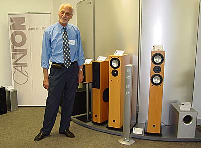 René Schärli präsentiert Canton-Lautsprecher. Der meistverkaufte Canton-Lautsprecher ist die ultraschlanke Alu-Klangsäule CD 100