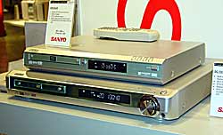 Design-Systeme fürs Heimkino in schlanken Gehäusen: der AV-Receiver DCT-S760 und der DVD-Spieler DVD-SL25 von Sanyo.