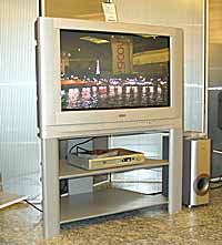 Neben den bewährten und dem neuen, trendigen LCD-Projektor, präsentierte Sanyo auch eigene Röhrenfernseher.