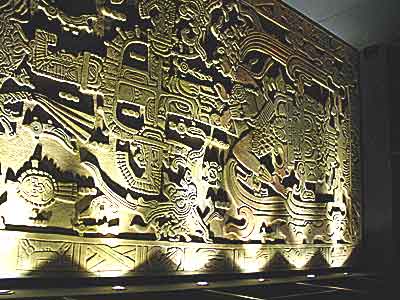 Was zeigt die Grabplatte von Palenque? (1:1 Modell im Mystery Park)