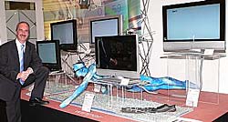 Daniel Meili präsentiert die Plasma- und LCD-Fernseher von Grundig. Die beeindruckende Palette grossformatiger Flachbildschirme bis 50
