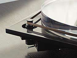 Antrieb ohne Schlupf: Ein normales Tape von einem Tonband übernimmt das perfekte Zusammenspiel von Motor und Plattenteller.