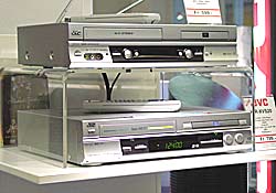 Videorecorder und mehr: Der HR-XV2 mit VHS-Recorderteil hat zudem einen DVD-Video-Spieler integriert.