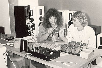 1986: Kurt Scheuch (links) und Leo Greiner im Mai 1986 beim Montieren des ersten LDR Bändchen-Hochtöners. Produktionsort: Keller im Hause von Leo Greiner.